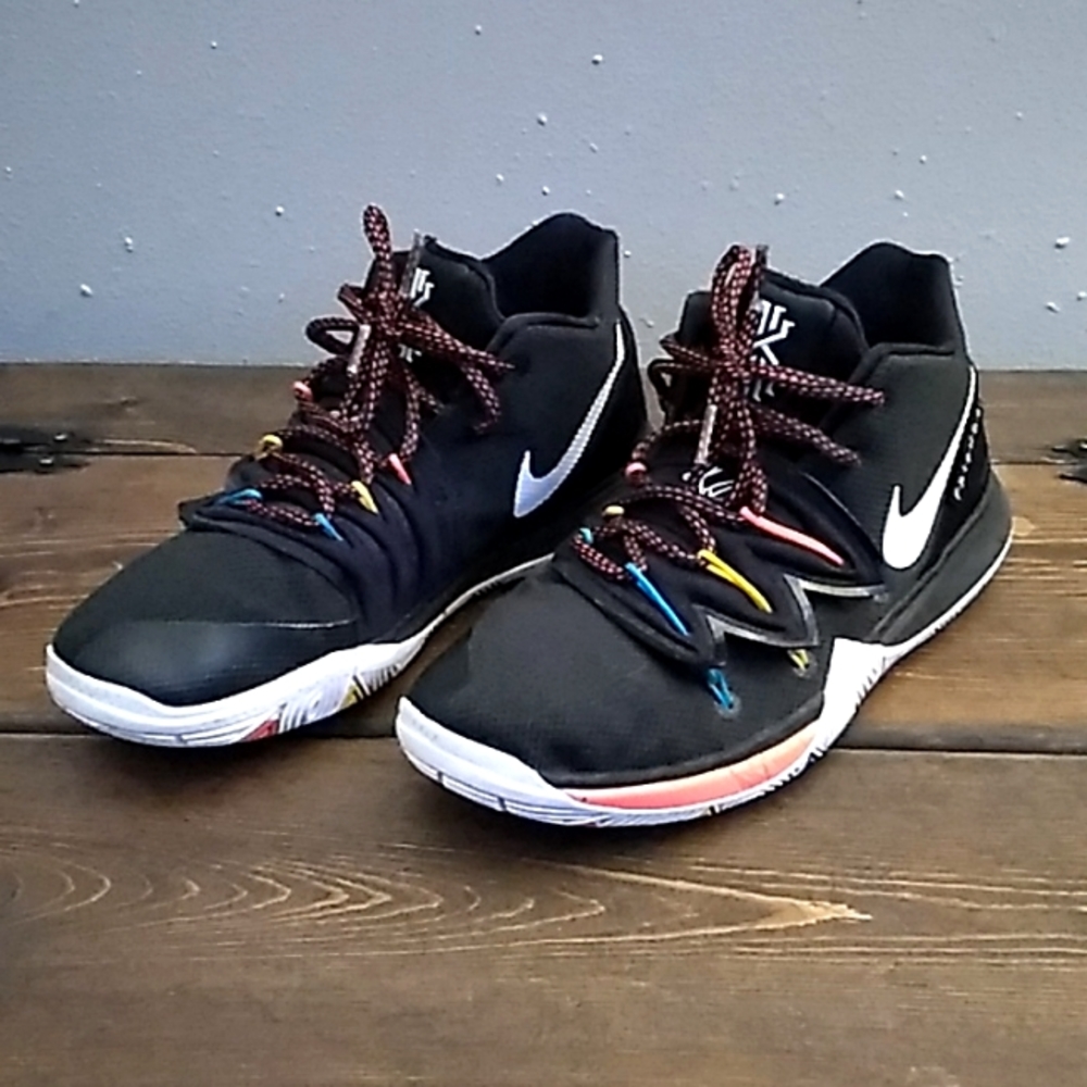 Nike Kyrie 5 Friends Edition